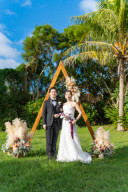 海外風ウェディングアーチの前で誓う。そんな事もできます!