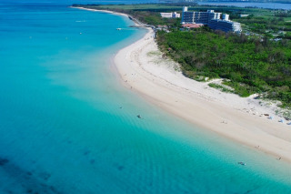 蒼い空・青い海・真っ白な砂浜が7kmも広がる与那覇前浜ビーチ