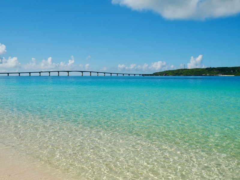蒼い空・青い海・真っ白な砂浜が広がる前浜ビーチ