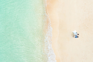 蒼い空・青い海・真っ白な砂浜が広がる与那覇前浜ビーチ
