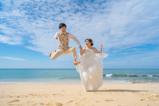 ウェディングドレスを着てジャンプ!こんな楽しい写真も撮ります(´∀`)