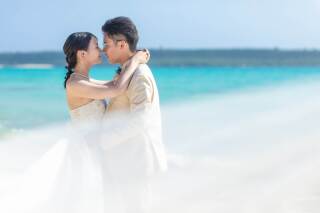 6月の沖縄、じつは穴場?雨の季節に映える“抜け感ドレス”とは