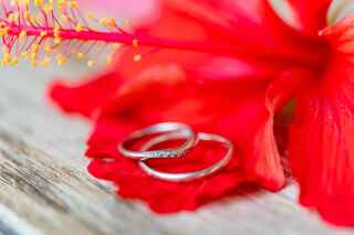 南国のお花と一緒に! ビーチの写真だけでない南国ならではショット!