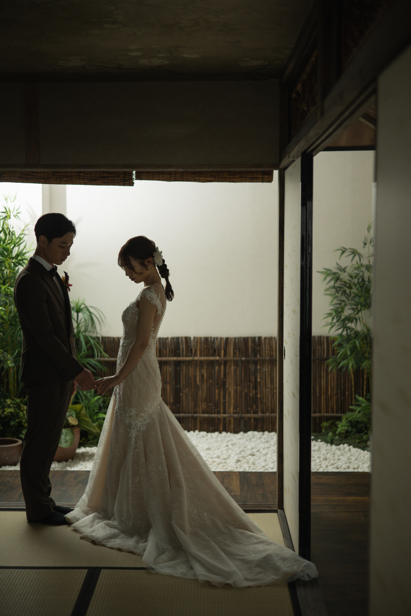 【和の空間で叶う洋装撮影 – スタジオならではの一枚】