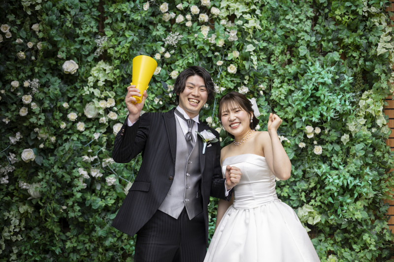 光と花に包まれて — 美しいおふたりのウェディングフォト
