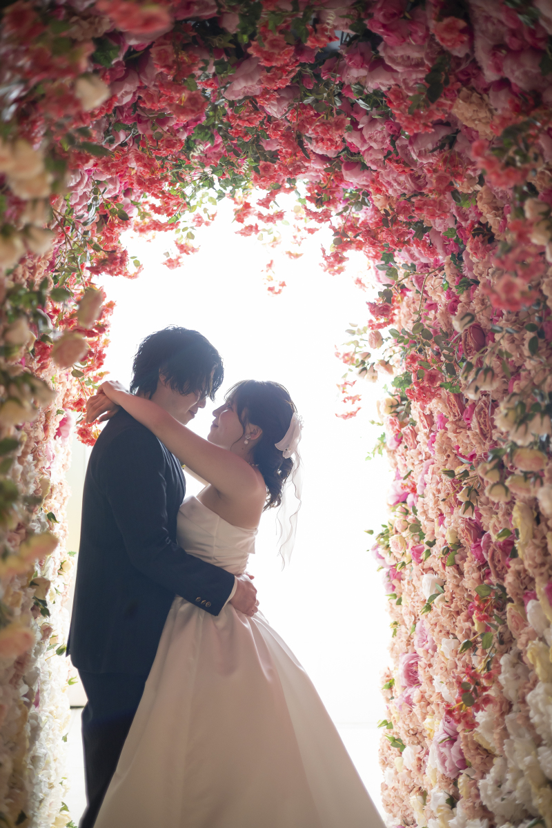 光と花に包まれて — 美しいおふたりのウェディングフォト