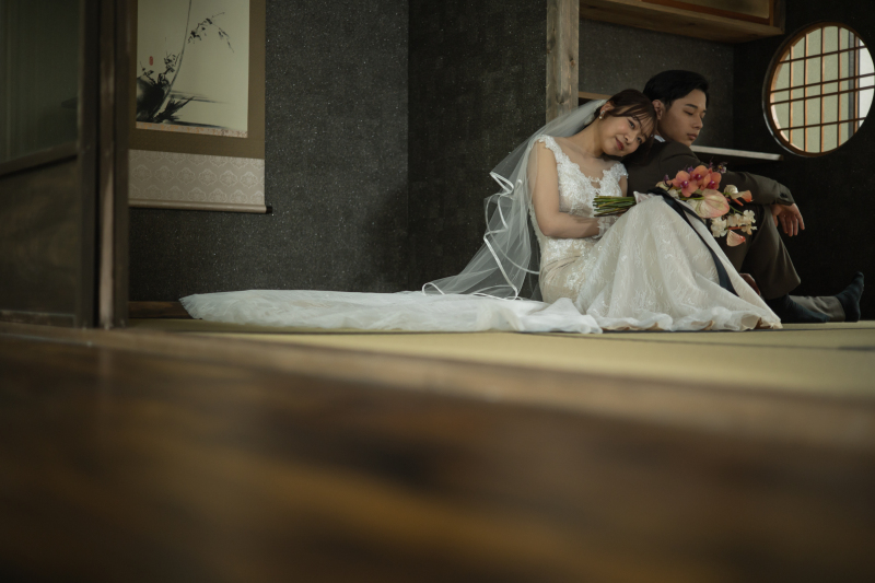 【和の空間で叶う洋装撮影 – スタジオならではの一枚】