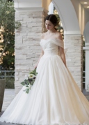 トレンドのオフショルダーがポイント♡