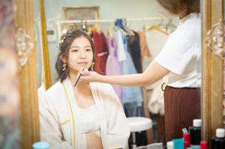 ヘアメイク中