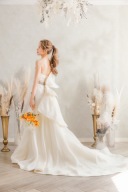 バックスタイルも可愛いホワイトドレス