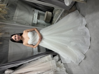 キラキラが可愛いフランスのブランドドレスです