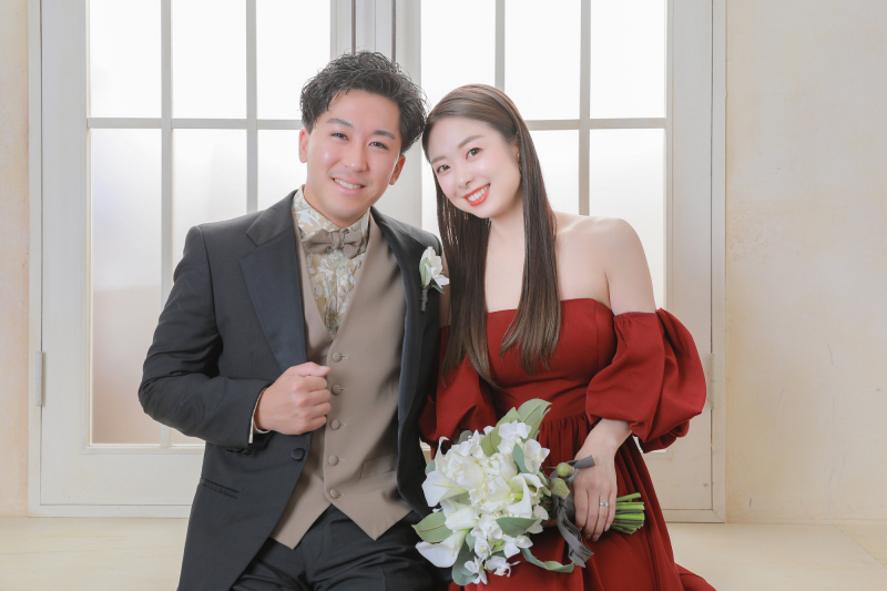 真っ赤なドレスでスタジオ撮影