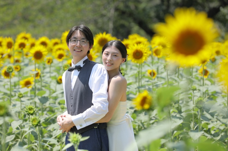 ひまわりと夏の洋装ロケーション