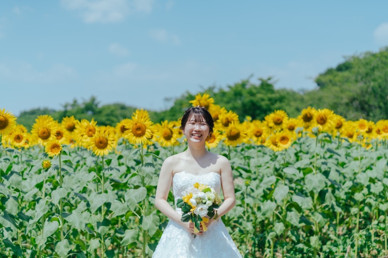 ハイブリッドサンフラワーで夏らしさ満点のウェディングフォト!