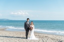 夕焼けの江ノ島をバックに、笑顔があふれた海辺のウェディングフォト