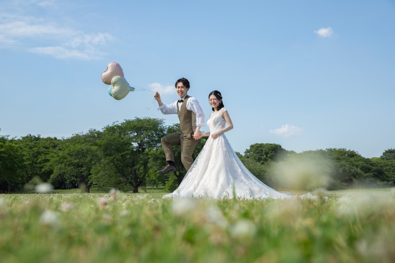 青空と緑の昭和記念公園洋装ロケーション