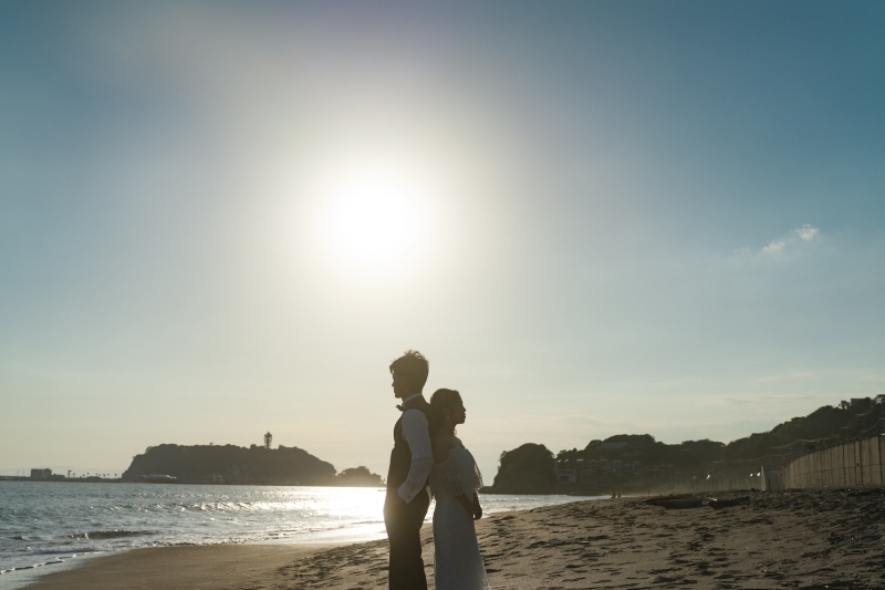 夕焼けの江ノ島をバックに、笑顔があふれた海辺のウェディングフォト