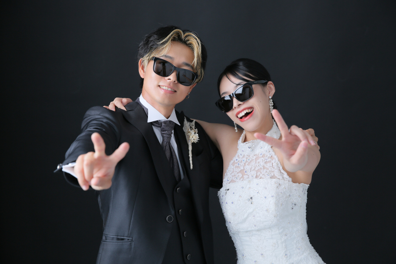 サングラスでお二人らしい写真を!