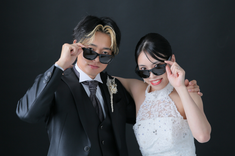 サングラスでお二人らしい写真を!