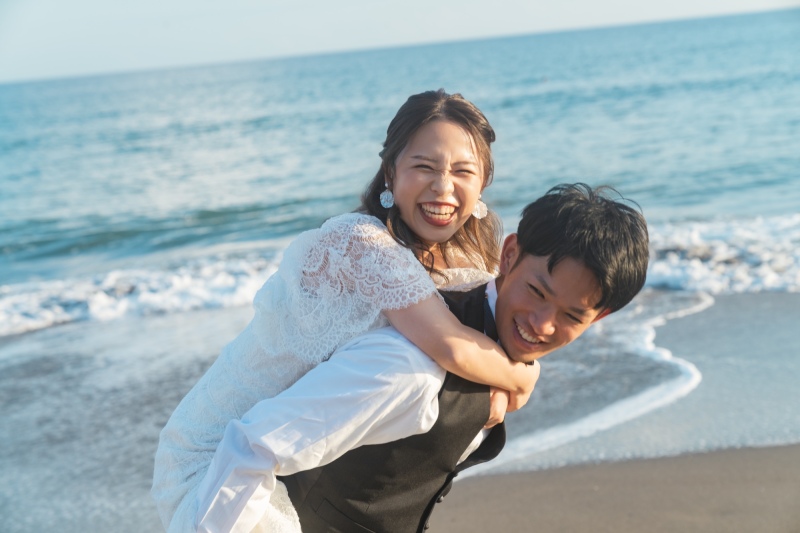 夕焼けの江ノ島をバックに、笑顔があふれた海辺のウェディングフォト