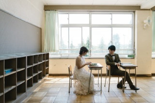 懐かしの小学校でウェディングフォトを