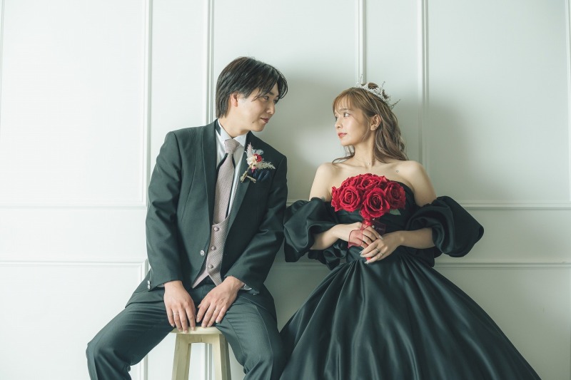 黒ドレス＆クラウンスタイルは、スタジオ撮影でもロケーション撮影でも相性抜群！