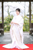 外で白無垢の裾をおろして撮ってみました♡