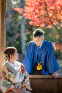 男性和装のブルーと秋の紅葉