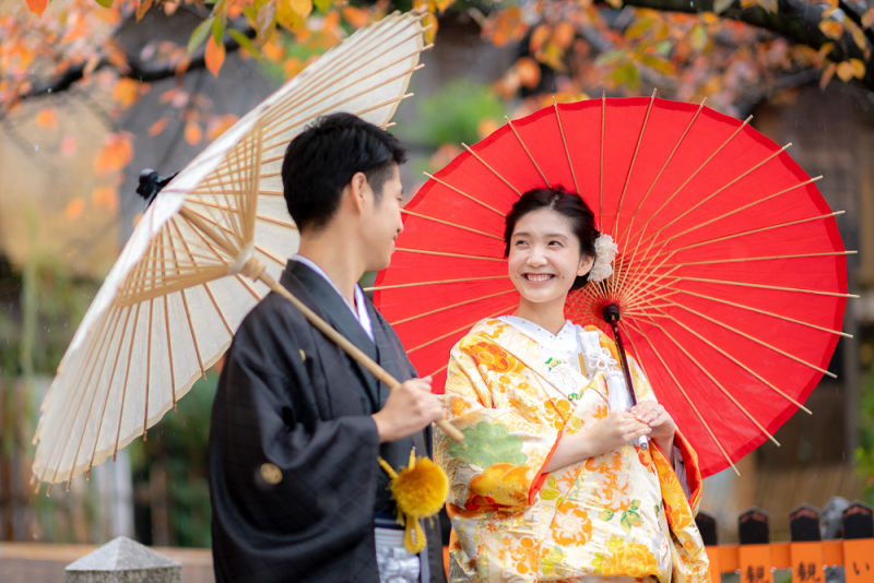 黄色の色打掛と紅葉の相性はいいですね!