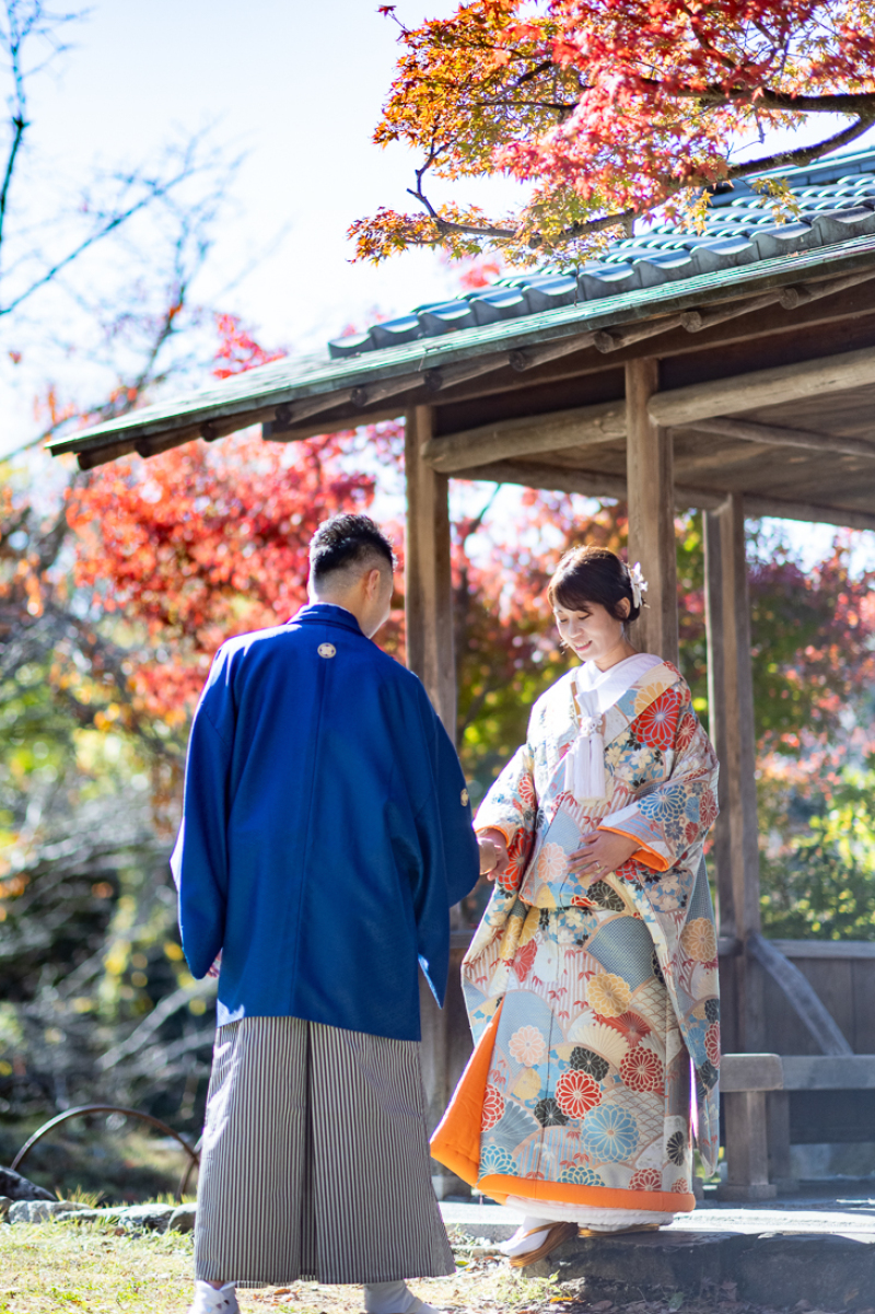 男性和装のブルーと秋の紅葉