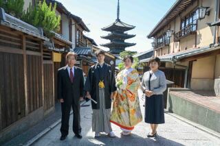 久しぶりに海外から帰って来た娘夫婦と家族記念撮影