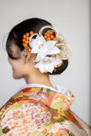 アレンジした華やかな造花の髪飾り