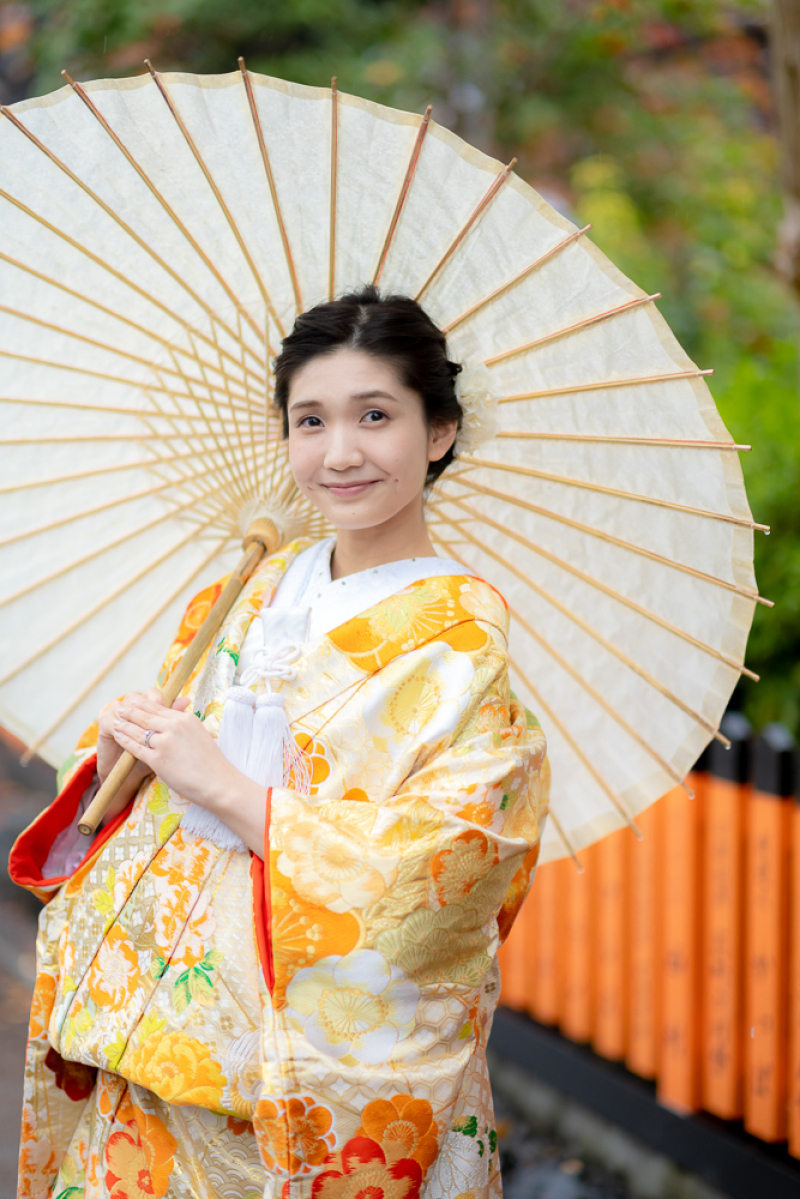 黄色の色打掛と紅葉の相性はいいですね!
