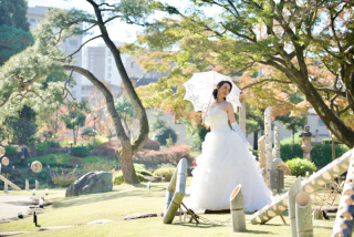秋の日本庭園にて洋装もおしゃれに。