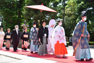 家族と一緒に挙式とロケーションフォトはいかがですか？