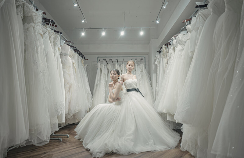 【新スタイル】黒ドレスをシックに纏うご新婦ソロショット【DOPE】