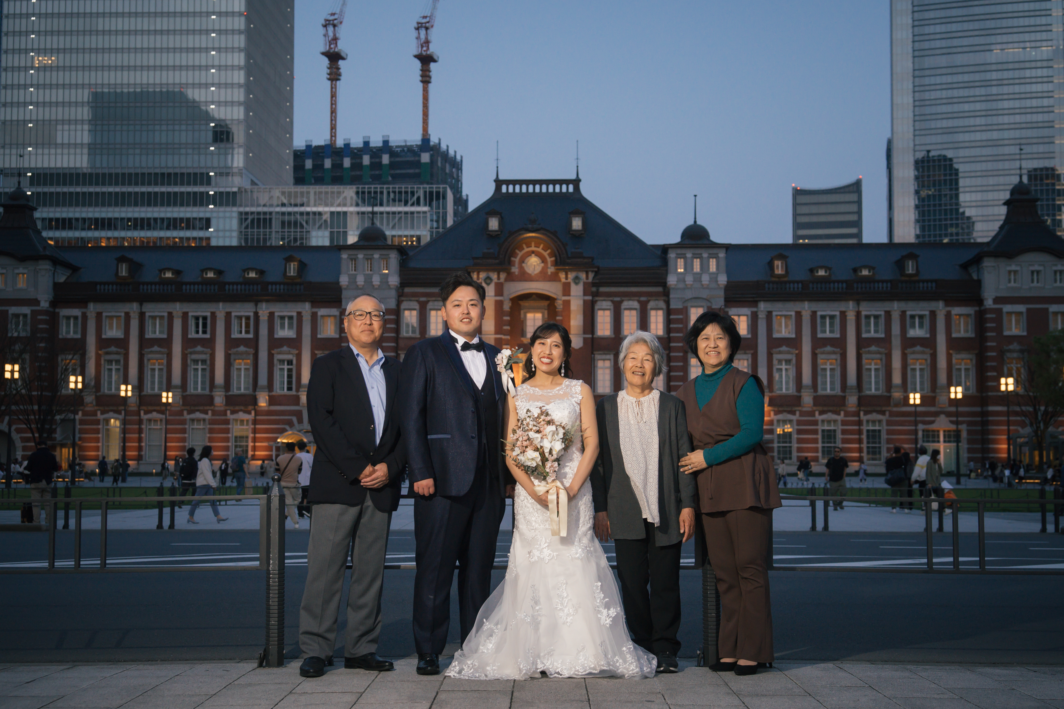 先月結婚式場 受付の飾りで1日使用しました。一式で購入できる方で