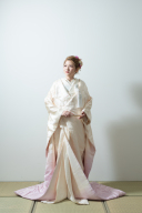 金髪に、ピンクの入った明るい白無垢がお似合いのお客様♡