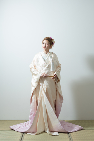 金髪に、ピンクの入った明るい白無垢がお似合いのお客様♡
