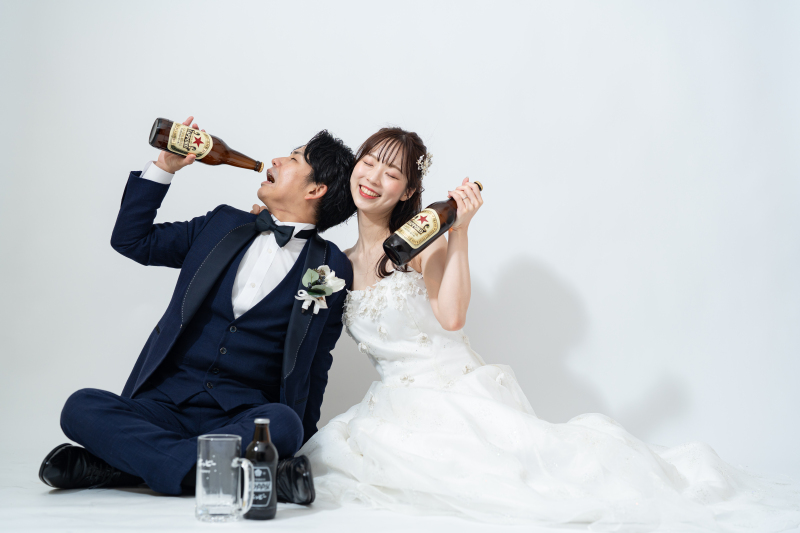 【小物お持込み自由】瓶ビールで乾杯ポーズ!【洋装スタジオ】