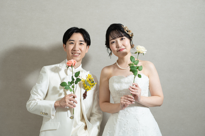 【お花お持込み無料!】白とピンクのバラを見つめるお二人♡