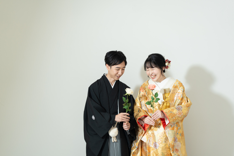 【お花お持込み無料!】白とピンクのバラを見つめるお二人♡