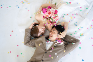 【小物お持込み自由】コンフェッティと寝転びポージング【スタジオフォト】