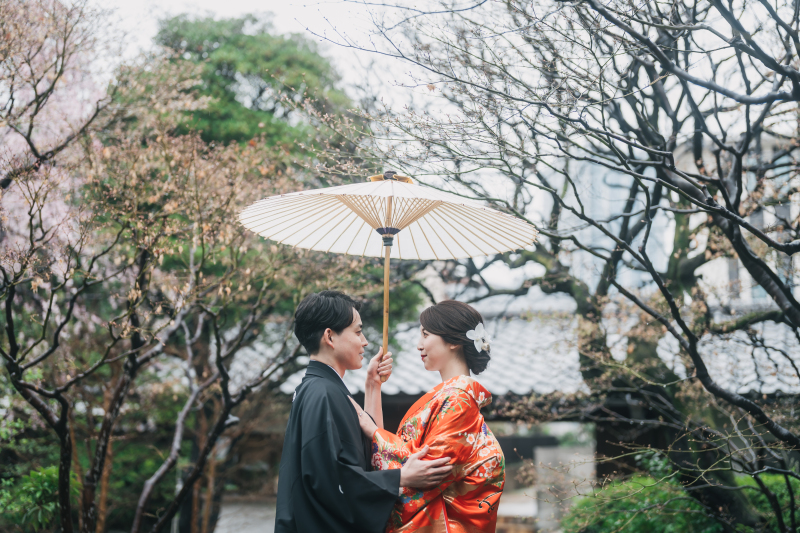 相合傘で見つめ合うお二人♡