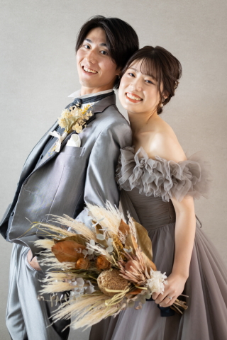 【スタジオ撮影】グレートーンで合わせたお二人のコーディネート【2着目ドレス無料】