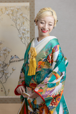 【色打掛＆紋付袴】ご新婦の金髪を引き立てる緑コーデ【和装スタジオ】