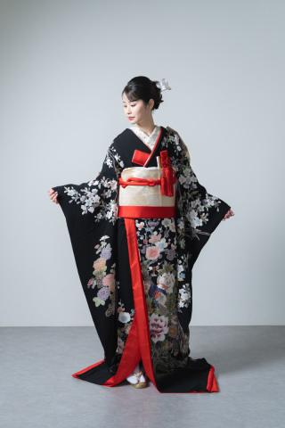 【新衣裳】ちりめん生地の花鳥柄が美しい【引き振袖】
