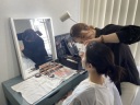 新人ヘアメイクのメイク研修を日々行っています♪