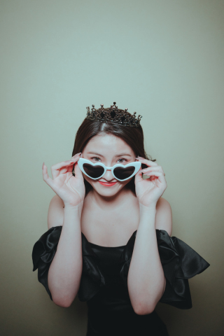 【新スタイル】黒ドレスをシックに纏うご新婦ソロショット【DOPE】