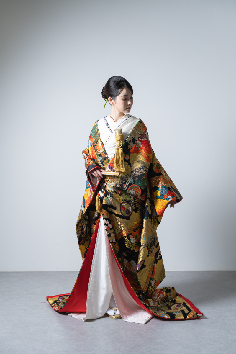 【新衣裳】黒地に金色系の刺繍が絢爛豪華！【色打掛】